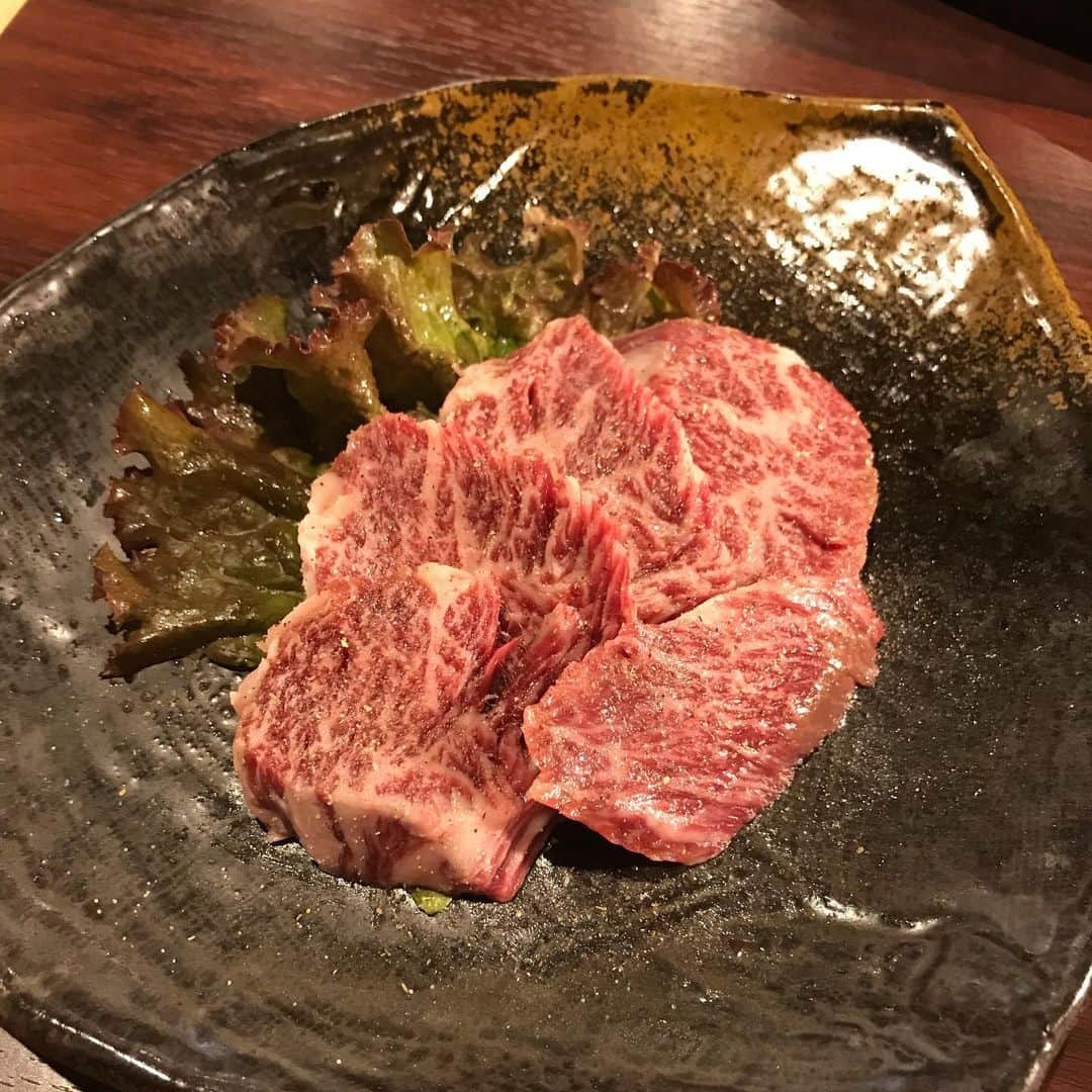 佐々木みえさんのインスタグラム写真 - (佐々木みえInstagram)「@yakiniku.ici に行ってきました！  全国からA5ランクの和牛だけを厳選！！ 希少部位である和牛ハラミがおすすめだよ！！  はらみ一本焼きってゆーのがあったけどめっちゃ大きいみたいやから 普通のサイズの特選ハラミにしたよ。 めちゃ柔らかくて美味しい〜  盛り合わせは ランプ、上ミスジ、三角。  大好きな塩タンもいっぱいたべたよー ほんとはイチボも食べたけどあまりにも美味しくてご飯に夢中で写真撮り忘れた🤳笑笑  #肉 #やっぱりお肉が好き #焼肉 #レバー #funny #食事 #外食 #晩ごはん #夕飯 #グルメ #大阪 #飲食 #美味しい #最高 #delicious #yummy #food #instafood #instagood #pr   ウーミーPR」7月22日 0時31分 - ruby.sasamin