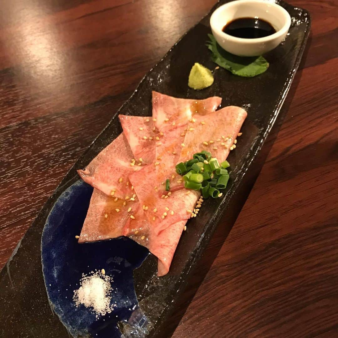 佐々木みえさんのインスタグラム写真 - (佐々木みえInstagram)「@yakiniku.ici に行ってきました！  全国からA5ランクの和牛だけを厳選！！ 希少部位である和牛ハラミがおすすめだよ！！  はらみ一本焼きってゆーのがあったけどめっちゃ大きいみたいやから 普通のサイズの特選ハラミにしたよ。 めちゃ柔らかくて美味しい〜  盛り合わせは ランプ、上ミスジ、三角。  大好きな塩タンもいっぱいたべたよー ほんとはイチボも食べたけどあまりにも美味しくてご飯に夢中で写真撮り忘れた🤳笑笑  #肉 #やっぱりお肉が好き #焼肉 #レバー #funny #食事 #外食 #晩ごはん #夕飯 #グルメ #大阪 #飲食 #美味しい #最高 #delicious #yummy #food #instafood #instagood #pr   ウーミーPR」7月22日 0時31分 - ruby.sasamin