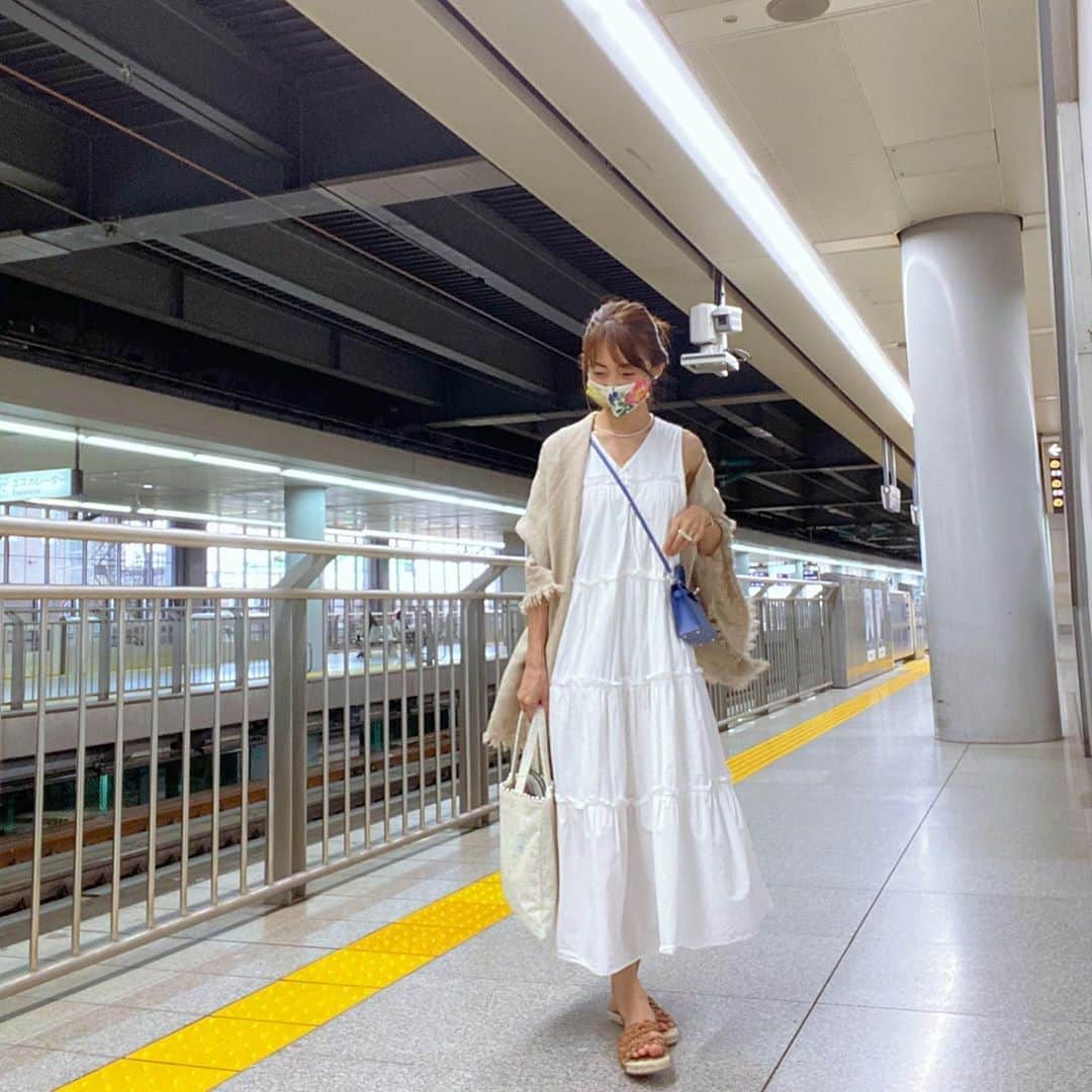 木本泉さんのインスタグラム写真 - (木本泉Instagram)「-﻿ 京都着いた瞬間に雷と大雨⚡️﻿ ビックリしました💦﻿ ﻿ 着いてすぐに初めましての方をご紹介いただいて、色々お話できて楽しい時間でした😊﻿ ﻿ 夕方からはお仕事仲間と大切な打ち合わせ。﻿ 久しぶりにお会いして無事終わってホッと出来ました💓﻿ ﻿ 楽チンコーデで移動。﻿ ﻿ ONE PIECE #fleur_clothes﻿ mask #keitamaruyama sandal #hermes﻿ bag #hermes bag #fleur_bag﻿」7月22日 0時34分 - izumikimoto