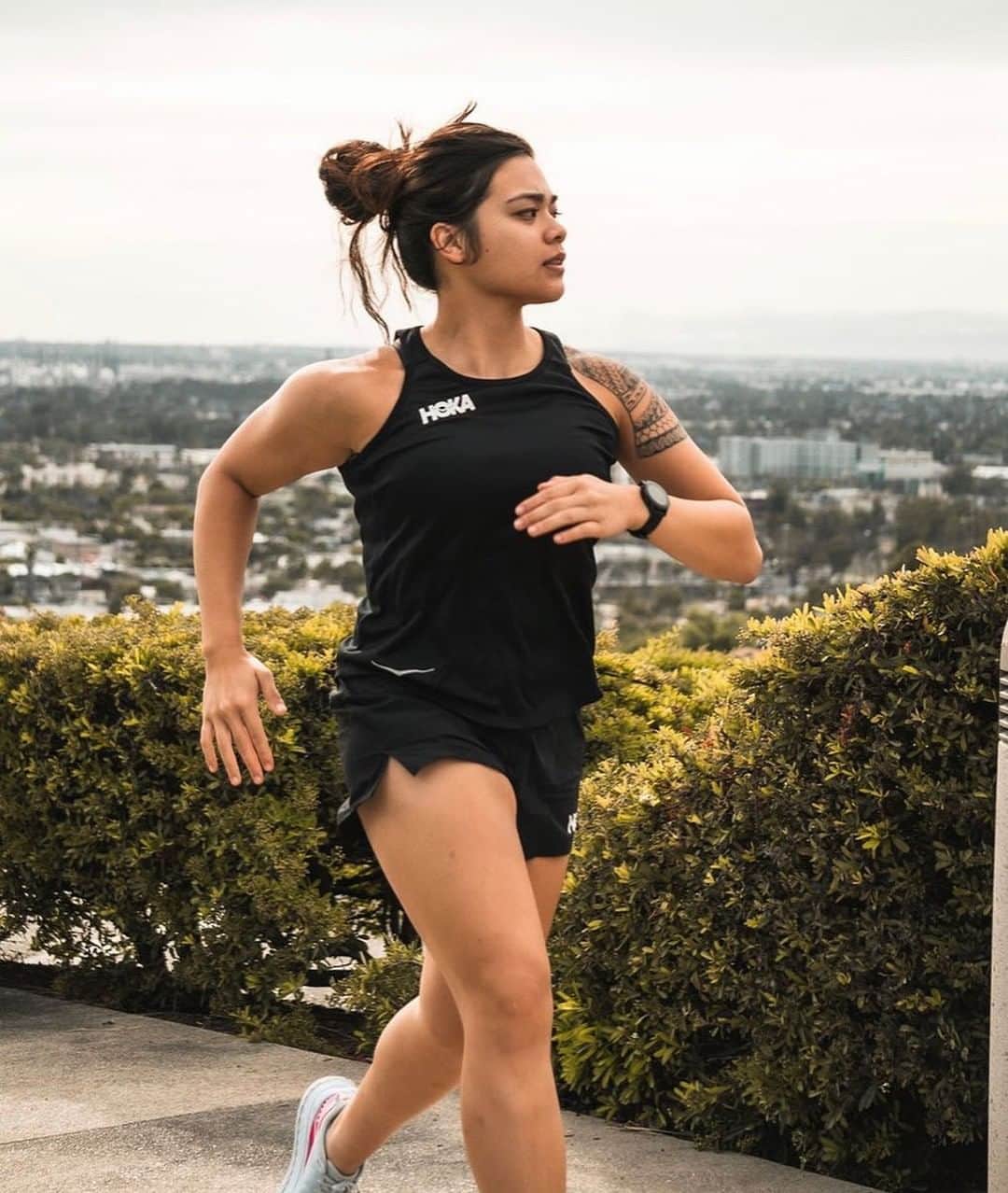 ホカオネオネのインスタグラム：「"Training for races are my defining moments as a runner, not when I cross the finish line. Training goes beyond the miles I run, it’s from the food I eat to the time I sleep. It’s in the moments when I don’t feel like running the extra mile or finishing a weight session. Discovering my weaknesses allow me to make proper adjustments. Every day is an opportunity to improve and become a better version of myself, in every aspect. This is why I run, to always move forward with positivity and purpose." - HOKA Fan @_mbernal_ #timetofly」