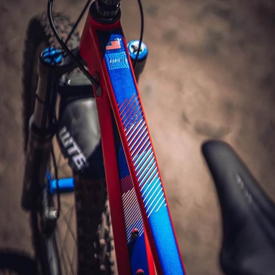 Fuji Bikesさんのインスタグラム写真 - (Fuji BikesInstagram)「With the cancelation of the US Mountain Bike National Championships @insamymo is going to to get to ride her rad US National Champion Auric LT for a whole extra year! Her red, white, and blue Auric is a stand out 🇺🇸 Read about the design and Amy's customizations in our blog at the link in our bio.  #NationalChamp #UnitedStates #FujiAuricLT   📷: @eighty8studios」7月22日 0時46分 - fujibikes