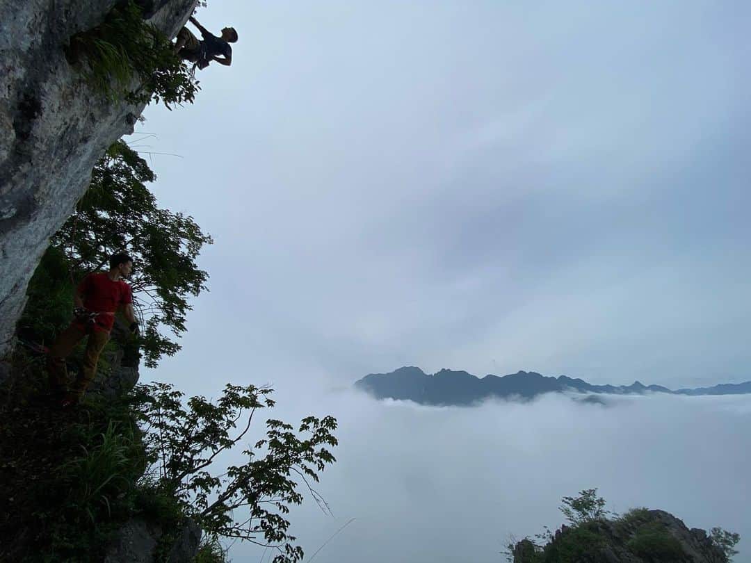 のインスタグラム：「Back from Mountain. 12 hour act in mountain. Rebolting process is continuing and also I trace a new line✨✨ I’m excited to try next time🙌🏻🙌🏻  山から戻った。12時間山で活動。古いルートのリボルトプロセスは続きながらも、新しいラインを引いた✨✨次回が楽しみですねー🌈🌈 @oganoclimbing  @thenorthfacejp  @beal.official  @blackdiamond  @climbskinspain  @carbongrip  #neverstopexploring  #oganoic #ogano #小鹿野町　#小鹿野町観光大使 #二子山 #mtfutago #小鹿野クライミング委員会」
