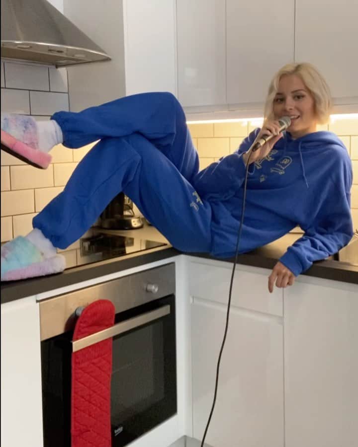 ニーナ・ネスビットのインスタグラム：「today I took procrastination to a whole new level」