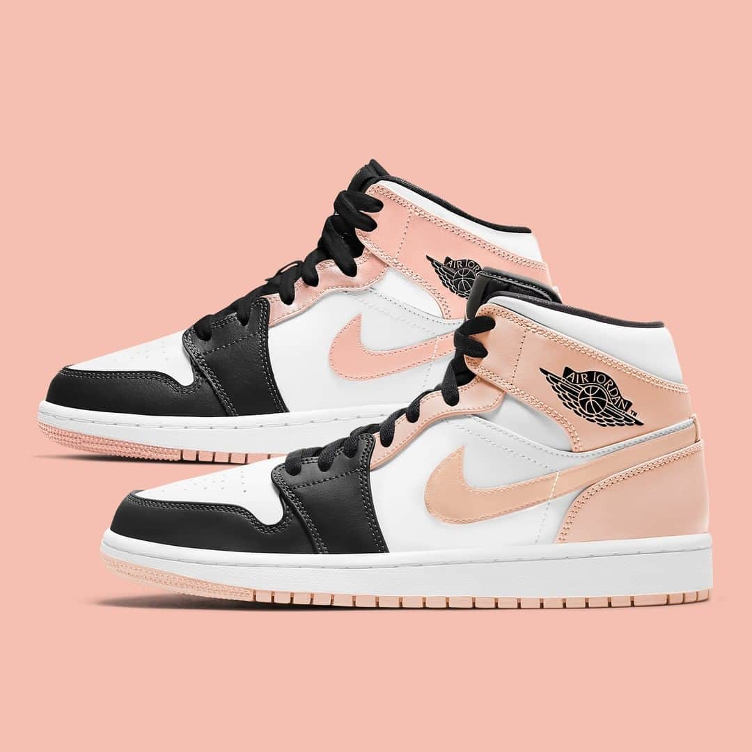 Sneaker Newsさんのインスタグラム写真 - (Sneaker NewsInstagram)「The soft pink hues reminiscent of South Beach return to the Air Jordan 1 Mid in both adult and kids sizes. Remind anyone of the Art Basel pair? Hit the link in our bio for a closer look.」7月22日 0時44分 - sneakernews