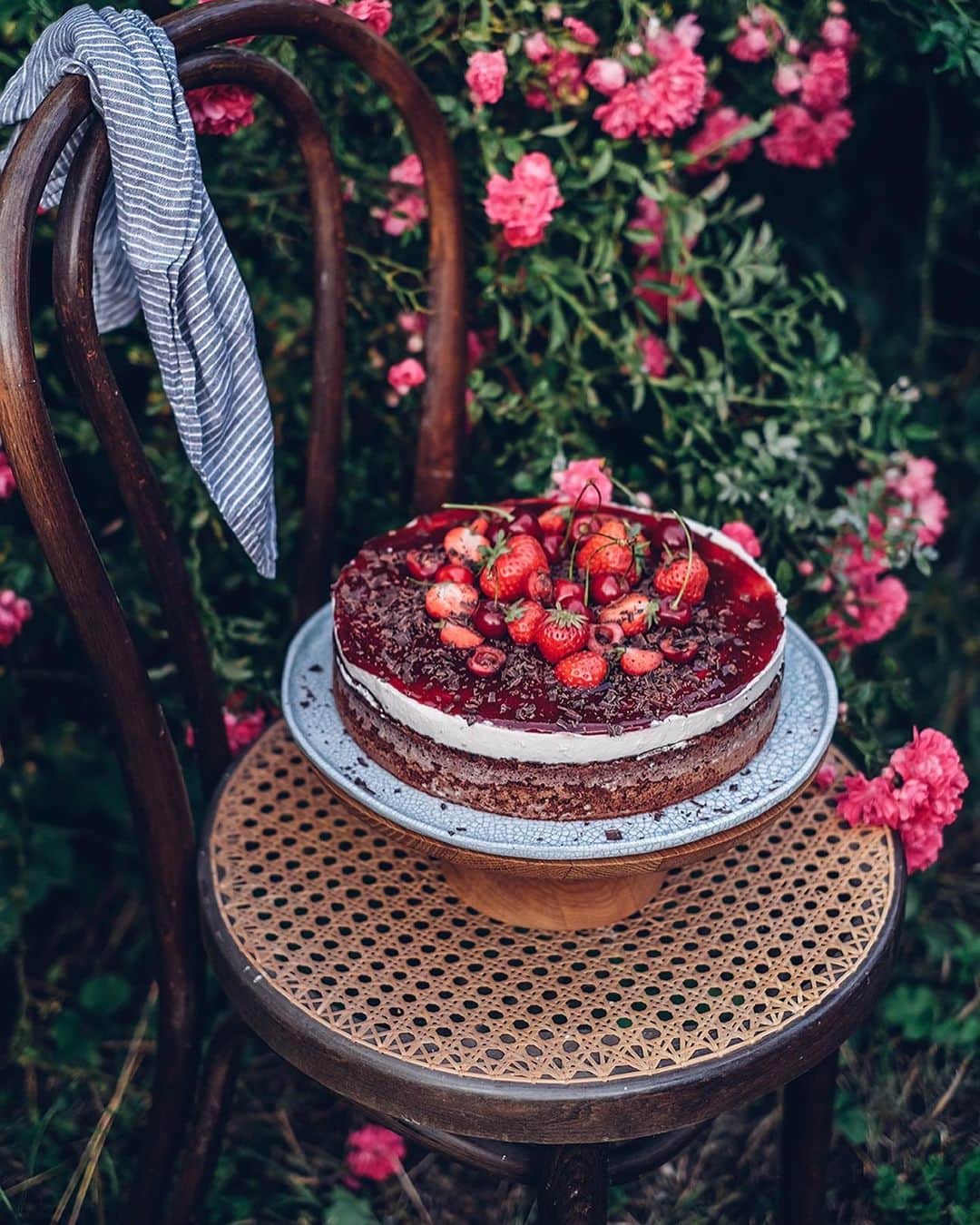 Our Food Storiesさんのインスタグラム写真 - (Our Food StoriesInstagram)「Now on the blog, the recipe for this delicious and simple gluten-free chocolate cherry cake with mascarpone cream 🍒😋 Get the recipe via the link in profile. #ourfoodstories ____ #glutenfreerecipes #glutenfri #glutenfrei #glutenfreecake #onthetable #foodstylist #foodphotographer #germanfoodblogger #momentslikethis #countrysideliving #fellowmag #verilymoment #summervibes🌞 #gardentable #bakinglove」7月22日 0時47分 - _foodstories_