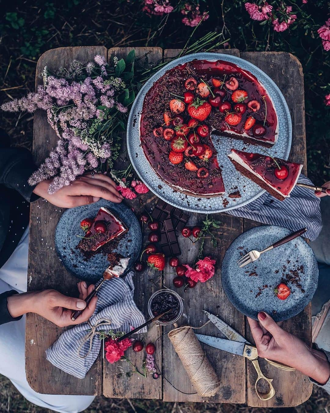 Our Food Storiesさんのインスタグラム写真 - (Our Food StoriesInstagram)「Now on the blog, the recipe for this delicious and simple gluten-free chocolate cherry cake with mascarpone cream 🍒😋 Get the recipe via the link in profile. #ourfoodstories ____ #glutenfreerecipes #glutenfri #glutenfrei #glutenfreecake #onthetable #foodstylist #foodphotographer #germanfoodblogger #momentslikethis #countrysideliving #fellowmag #verilymoment #summervibes🌞 #gardentable #bakinglove」7月22日 0時47分 - _foodstories_