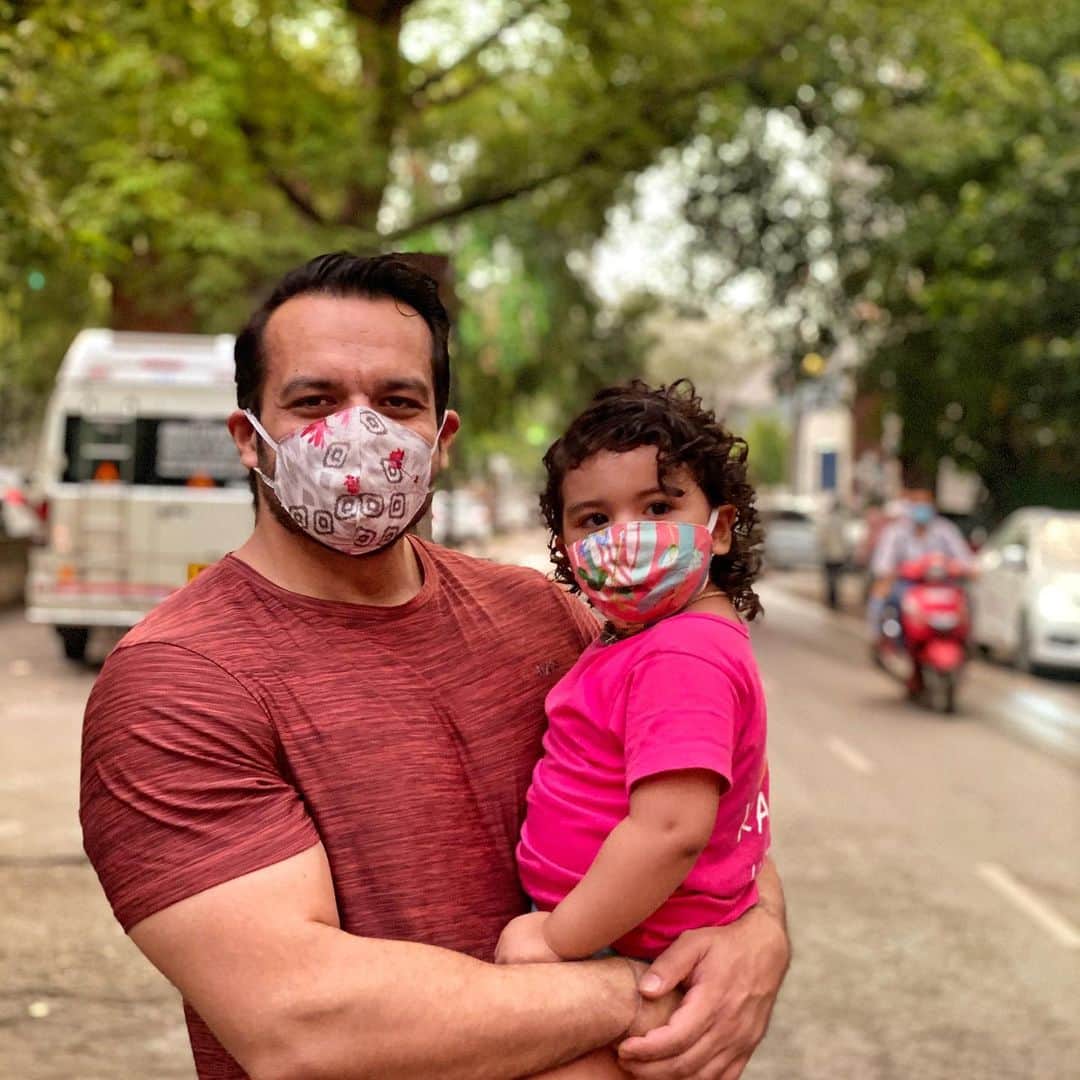 Gaurav Tanejaのインスタグラム：「Went out for a walk to get some fresh air, with my cutie pie @rasbhari.taneja for the first time since the country went under lockdown.  . It’s hard for everyone, but it’s even hard for toddlers and kids who can’t go out to play and enjoy the Mother Nature. She was just so happy to walk outside the house for a change. Of course with social/physical distancing. . #nature #flyingbeast #RasbhariKePapa #fitmuscletv #fitness #evening #park #DadDaughter」