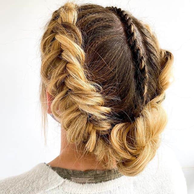 Sam Villaさんのインスタグラム写真 - (Sam VillaInstagram)「Let's talk hidden #texture. The #SAMVILLA PRO RESULTS VOLUME & TEXTURIZING IRON is the perfect way to create carefree #texture and #Instaworthy #braids and #updos. ⠀ ⠀ Whether you're #workingfromhome or heading into the office, #braids are always a great way to keep your #hair out of your face - especially during the #summer heat!⠀ ⠀ 🎄 SHOP OUR PRO RESULTS TOOLS AND MORE ON SALE ON SAMVILLA.COM DURING OUR #ChristmasInJuly Sale! 🎄 ⠀⠀ ⠀ Stylist @jamiemcdhair」7月22日 0時49分 - samvillahair