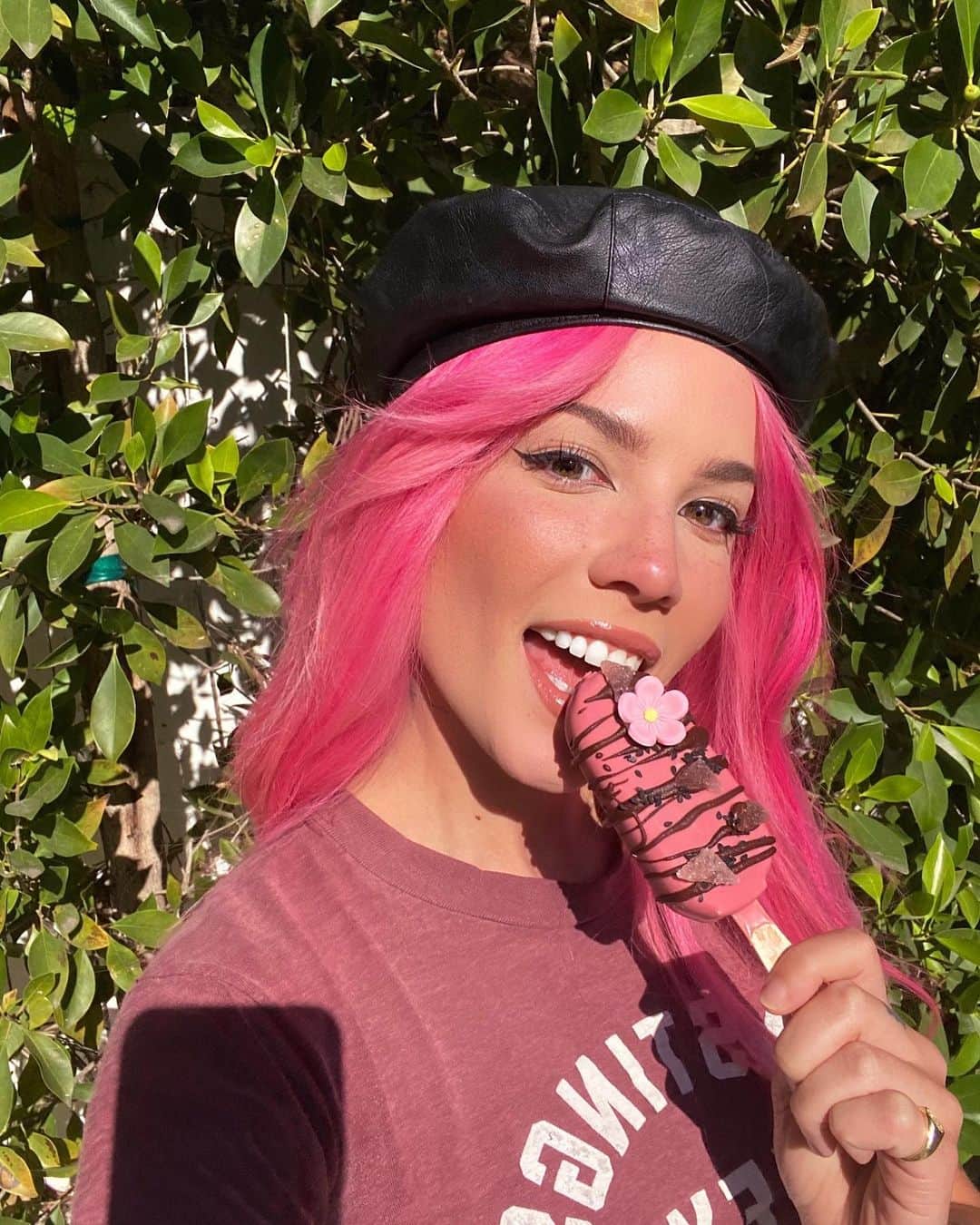 Halseyのインスタグラム：「I combined my art and kitchen skills and designed this special bar for @Magnum Ice Cream using dark chocolate drizzles, black sesame seeds, candy flowers, pink jellies & Magnum Ruby. Make your own and tag @Magnum #MagnumxHalsey #TrueToPleasure so I can see ! 🌸🍦😋」