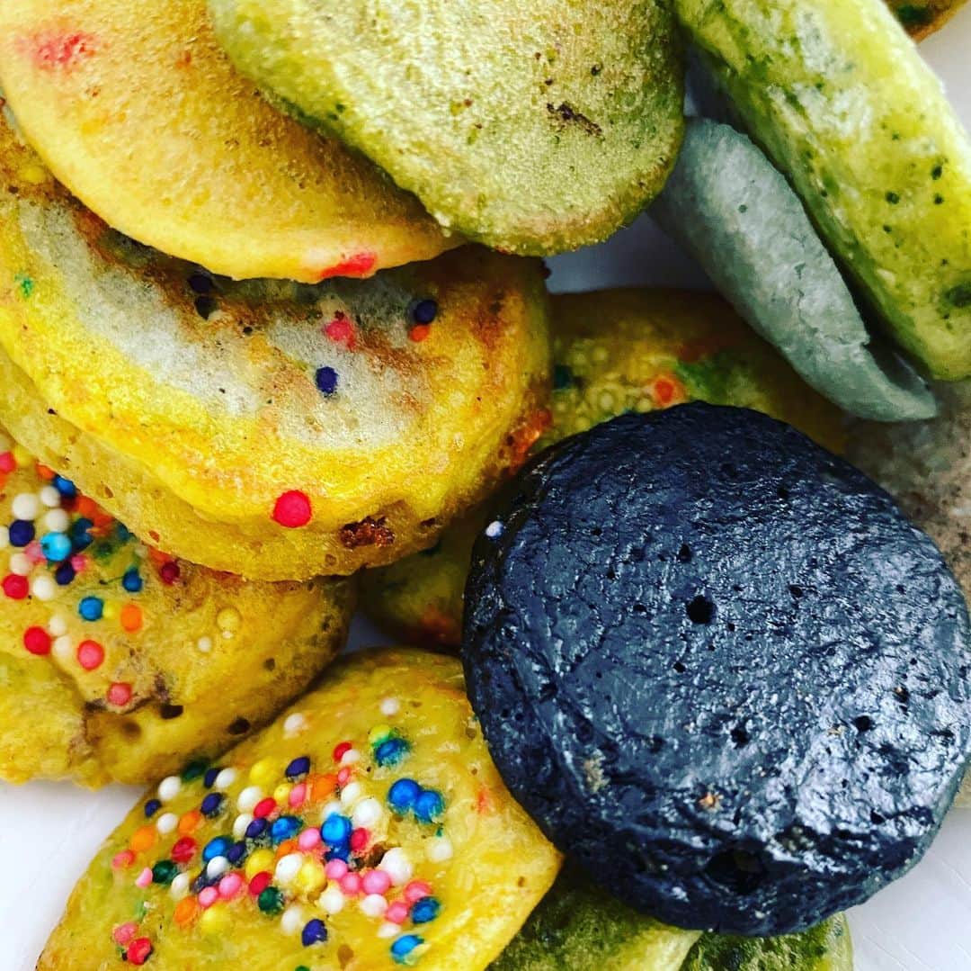 ケリスのインスタグラム：「It’s my not so baby any more birthday week . So when he asked for pancake cereal I had to do it . I colored the pancakes with blue spirulina, matcha, activated charcoal and curcumin ! The boys were in heaven」