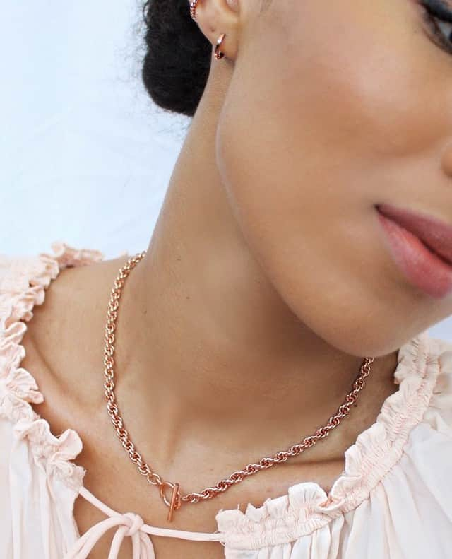 オレリアさんのインスタグラム写真 - (オレリアInstagram)「Rope Chain in rose 🌹 Worn by @whatevawears⁠ ⁠ Available in 3 platings. ⁠ ⁠ #oreliajewellery #rosegold #bloggerstyle #summerstyle #summerjewellery」7月22日 1時01分 - oreliajewellery