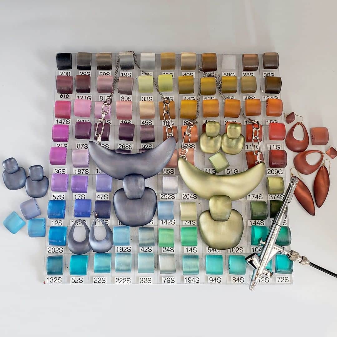 のインスタグラム：「Can we just take a moment to admire how aesthetically pleasing lucite color chips are? The final product is pretty easy on the eyes too 🤩」