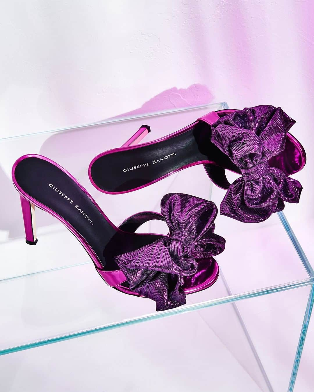 Giuseppe Zanotti Designさんのインスタグラム写真 - (Giuseppe Zanotti DesignInstagram)「The color of royalty, at your feet—bow to the ARETHA. Our newest stiletto mule is crafted in mirrored purple leather and features an oversize shimmery bow. #GiuseppeZanotti #GZFW20」7月22日 1時02分 - giuseppezanotti