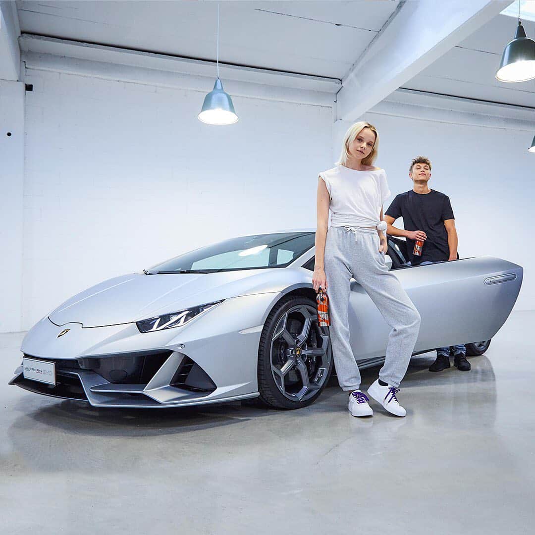 ランボルギーニのインスタグラム：「Luxurious Italian design and our zest for responsible innovation has created a unique beauty. In collaboration with @24bottles_official, we are excited to introduce the exclusive Automobili Lamborghini Clima Bottle whose authentic craftsmanship makes each bottle unique and original. Check it out now!  #Lamborghini #HuracanEVO #EveryDayAmplified」