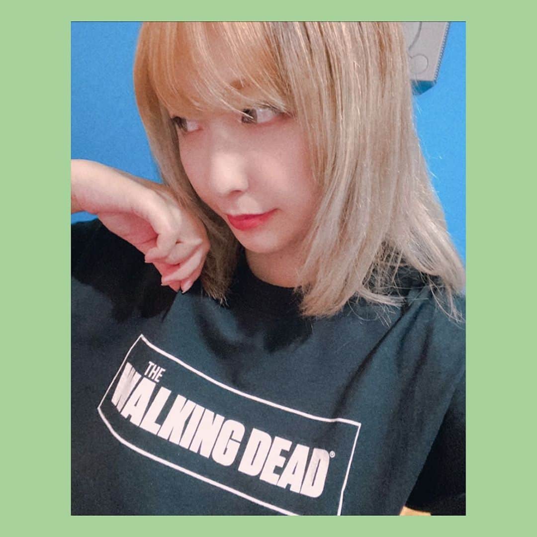 原田真緒のインスタグラム：「﻿ ﻿ 去年の11月に当選して届いてたウォーキングデッドのTシャツ初めて着た🧟‍♀️﻿ 最新話待ち侘びてる。﻿ ﻿ ﻿ ﻿ ﻿ #ウォーキングデッド #TWD #Thewalkingofthedead﻿ #ニート #NEET #PRONEET #japan #はらだん #原田真緒 #instagood  #ファインダー越しの私の世界 #写真好きな人と繋がりたい #ニート #nice #love #Instagood #instadaily #follow #portrait_shot #good_portraits_world #wu_japan #カメラのある生活 #写真で伝えたい私の世界 #blondehair #girl #selfie_time #Instagramjapan  #instalike」