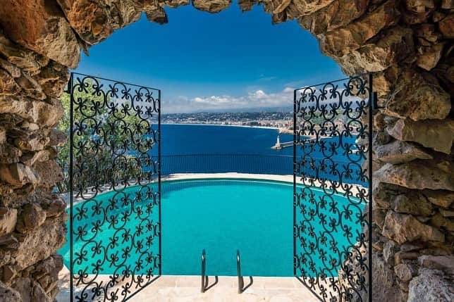 HGTVさんのインスタグラム写真 - (HGTVInstagram)「This gorgeous cliffside villa is an escape fit for James Bond. 🤵 Tour Sean Connery's glam secret French hideaway in full at the link in our profile. 🔝⁠⠀ ⁠⠀ #hometour #frenchriviera #seanconnery #dreamhome #bondjamesbond⁠⠀」7月22日 1時12分 - hgtv