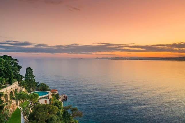 HGTVさんのインスタグラム写真 - (HGTVInstagram)「This gorgeous cliffside villa is an escape fit for James Bond. 🤵 Tour Sean Connery's glam secret French hideaway in full at the link in our profile. 🔝⁠⠀ ⁠⠀ #hometour #frenchriviera #seanconnery #dreamhome #bondjamesbond⁠⠀」7月22日 1時12分 - hgtv
