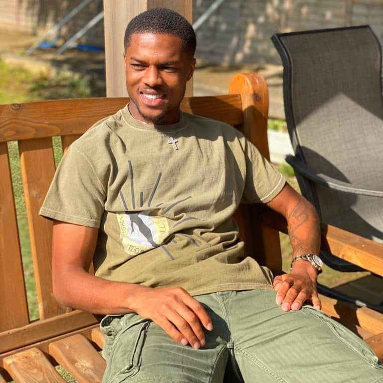 チュバ・アクポムのインスタグラム：「Family time 😬😎」