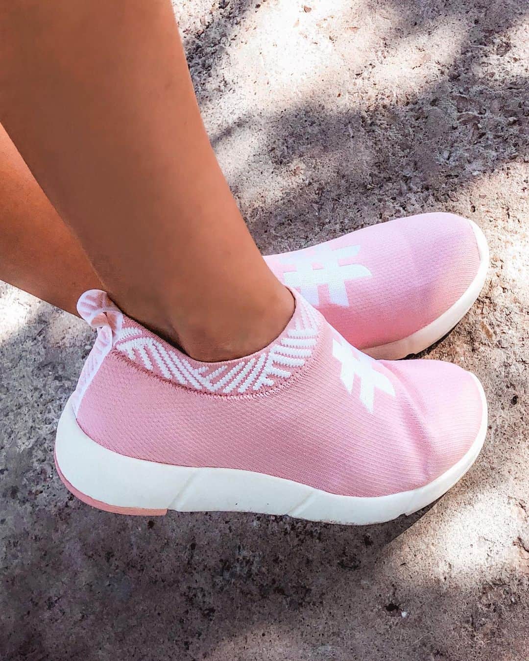 ティファニー・アルボードさんのインスタグラム写真 - (ティファニー・アルボードInstagram)「💕 I like to dress according to my mood, lately it’s been many shades of sweet pink! 🥰🌸💭 #QOTD - What color do you like to wear?! -  🙈 GUYS, I’m obsessed w/@rensoriginal shoes because they are sporty & cute AND eco friendly! 🥰 They’re made from recycled coffee grounds + recycled plastic, say what!?! 😱 They’re also mega comfy + 💯 percent waterproof 💦  - Use my code: TIFFANY10 - for 10% off! 😘 // link in bio // #rens_partner」7月22日 1時20分 - tiffanyalvord