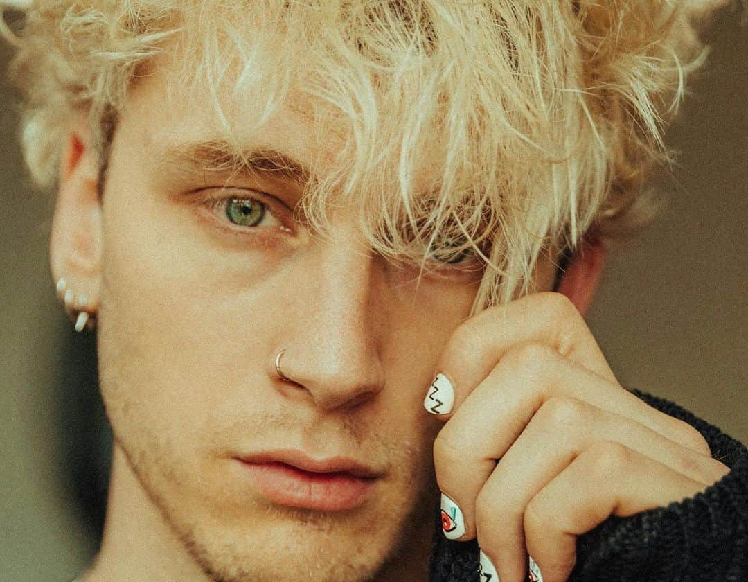 Kerrang!さんのインスタグラム写真 - (Kerrang!Instagram)「Machine Gun Kelly teases a snippet of his new pop-punk single, Concert For Aliens. Check it out on Kerrang.com. . . . #machinegunkelly #mgk #poppunk #travisbarker」7月22日 1時17分 - kerrangmagazine_