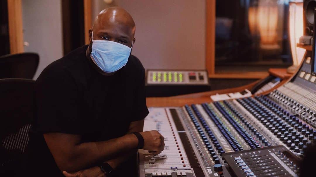 The GRAMMYsさんのインスタグラム写真 - (The GRAMMYsInstagram)「The music continues! 🎵 GRAMMY-winning producer @_shannonsanders is back in the studio exercising highly important safety measures to minimize the spread of #COVID19 and to protect himself and those around him.   Together with our members and @ProdEngWing we encourage you to practice and learn about our safe studio considerations and wear a #facecovering when working in a setting where social distancing is difficult to maintain. Click the link in our bio for the #guidelines and consult national, state and local government agency guidance, including @CDCGov. ⁣」7月22日 1時23分 - recordingacademy