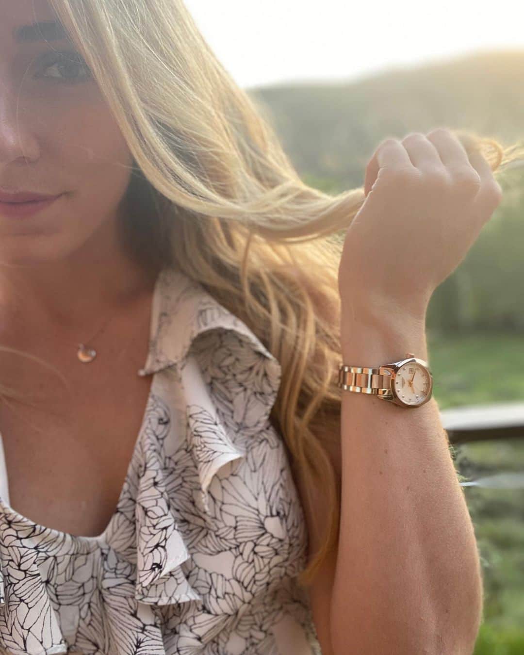 ミカエラ・シフリンのインスタグラム：「My #ConquestClassic by @longines goes with me everywhere, from morning to night. It's the ideal watch if you’re determined and active, but also appreciate the quiet moments (like me! 💤).  #EleganceIsAnAttitude」