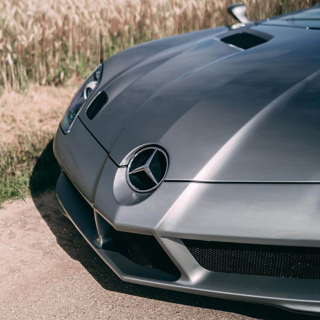 HYPEBEASTさんのインスタグラム写真 - (HYPEBEASTInstagram)「@hypebeastcarclub: A one-of-75 @mercedesbenz SLR McLaren Stirling Moss from 2009 has been listed for auction by @rmsothebys. The model is the rarest kind of SLR McLaren, inspired by Stirling Moss’ 300 SLR that he raced to victory in the 1955 Mille Miglia. The listing is expected to fetch between €1,900,000 EUR and €2,200,000 EUR (approx. $2.17m USD — $2.51m USD). Hit the link in bio for full details.⁠⠀ Photo: Stephan Bauer/Rm Sotheby's」7月22日 1時33分 - hypebeast