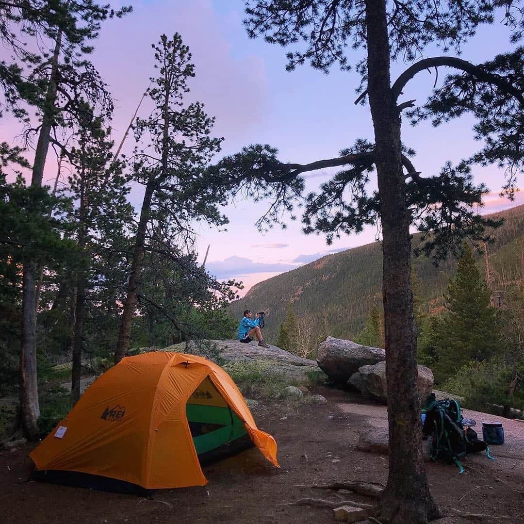 REIさんのインスタグラム写真 - (REIInstagram)「There’s something in our nature that’s hard to shake. It’s like wanderlust, but it involves a lot more laughter and a peaceful feeling when we dive into our sleeping bags long after sunset. #RecreateResponsibly  Photo: @forestborn ⛺」7月22日 1時39分 - rei