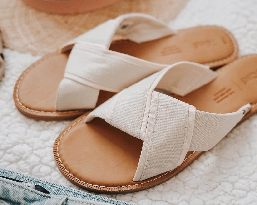 トムズシューズのインスタグラム：「Details on our Viviana sandals. 💙 // #regram: @_daphnekbmt」
