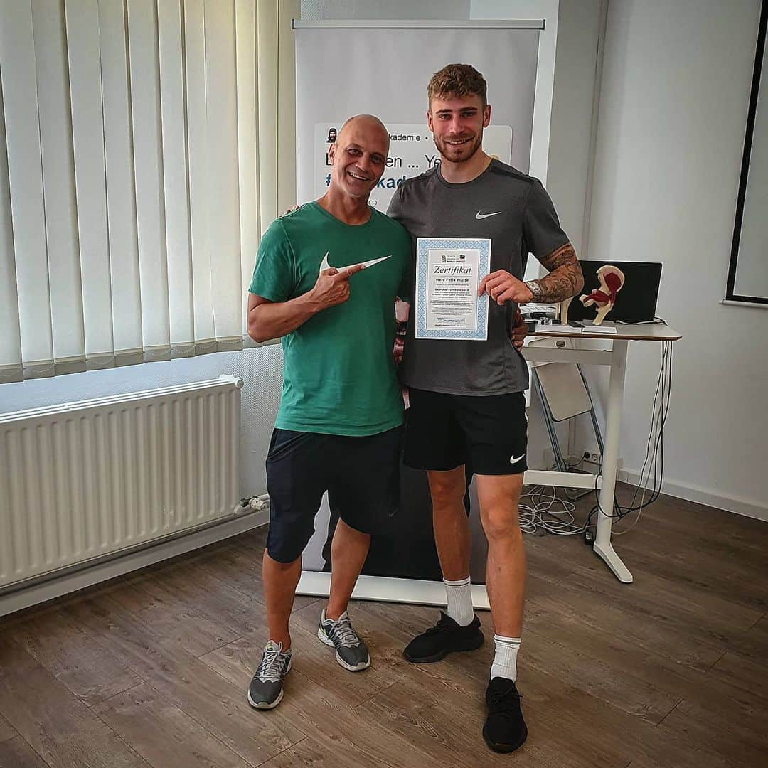 フェリックス・プラッテのインスタグラム：「Fitnesstrainer A-/B-Lizenz + Personal-Trainer-Lizenz ✔🥳 Vielen Dank für die tolle Ausbildung!  @ils_fernstudium @wipakademie @ralfstirpeiks  #nevergiveup」