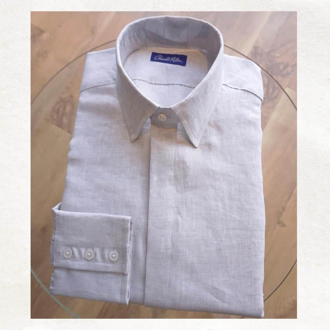 チャーリーアレンのインスタグラム：「Beautiful Bespoke linen shirt with fly facing and 3 button cuff. #Handmadebysheila」