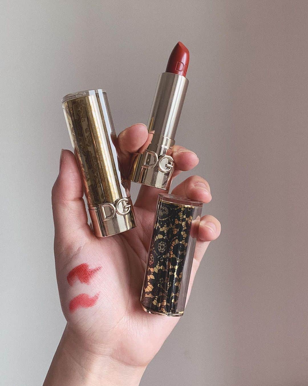 神尾美沙のインスタグラム：「💄﻿ ﻿ 見る専になってしまい﻿ なんと1ヶ月ぶりの更新…！﻿ ﻿ そしてやっとこさメイクの投稿しようと思ったら﻿ 1個下の投稿が顔だったから﻿ 重ねたくなくてやむを得ず手持ちリップw﻿ ﻿ ﻿ ﻿ そう、初めての #ドルガバコスメ 💋﻿ なんとなく「強そう」としか思ってなかったんだけど﻿ リップもアイシャドウもハイライトも試したら﻿ なんて上品ながらトレンドを抑えた発色なの…﻿ 素敵…🥺って、すっかりハマりましたよ。﻿ ﻿ しかもリップ、だいたい荒れるのに﻿ 朝のひと塗りで夜まですっぴん唇にならず﻿ マスクにもほとんど付かず、﻿ そして荒れないという奇跡😨❤️﻿ イリュージョンすぎる。。﻿ ﻿ 本当に朝から、なんなら夜中まで﻿ オフィスで喋ってごはん食べてマスクして﻿ リップクリームがんがん塗ったのに﻿ 一度も塗り直しせずまだ色残ってる、天才。。。﻿ (個人差はもちろんあると思うけどかなり私は感動した…)﻿ ﻿ ﻿ 使ったのはザ・オンリーワン ルミナスカラー リップスティック。﻿ ちなみにスウォッチ、上から670、235。﻿ ﻿ 塗った写真は満を辞して次の投稿までお待ちを…笑﻿ ﻿ ﻿ 好きなカラーに、4種類のキャップから﻿ 好きなの選んでセット出来るから﻿ 中身は同じ色でも気分変えられる！﻿ ﻿ 「ここまでやるか」くらいの﻿ デコラティブなデザインが﻿ 逆に今の気分に新鮮でマッチ🥰﻿ ﻿ ﻿ ﻿ アイシャドウとハイライトも素敵すぎるから﻿ ぜひ、紹介させてください…﻿ 今週中には…🥺﻿ ﻿ ﻿ ﻿ #dolceandgabbana#ドルガバ#リップ#リップメイク#マスクメイク#ルージュ#口紅#ザオンリーワンルミナスカラーリップスティック#リップマニア#スウォッチ#リップスウォッチ#夏メイク#夏コスメ#新作コスメ#コスメ紹介#コスメ購入品#夏リップ#ピンクリップ#赤リップ#pr」