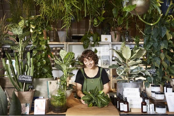 ClarinsUKさんのインスタグラム写真 - (ClarinsUKInstagram)「This #WellnessWednesday, join us at 6pm for a LIVE workshop with @forest_london, showing you how to create a Succulent Terrarium 🌿  Alice & Maddie will talk you through the different types of terrariums and how to care for them, followed by a guided demonstration so you can make your own desert-style terrarium at home 🌱  To follow along, you will need: 3 x mini succulents Cactus compost An open fronted/topped glass or ceramic container Chopsticks or a spoon Decorative stones/ceramics (optional)  Share with friends and family who you think would enjoy this little bit of me-time ❤️」7月22日 2時02分 - clarinsuk