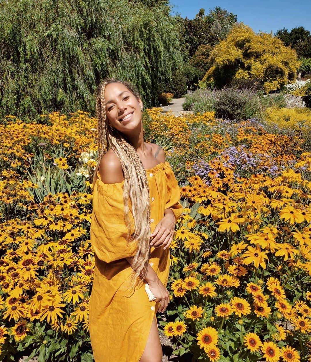 レオナ・ルイスのインスタグラム：「Definitely got chased by bees for this pic, but it was worth it 🐝 🌻」