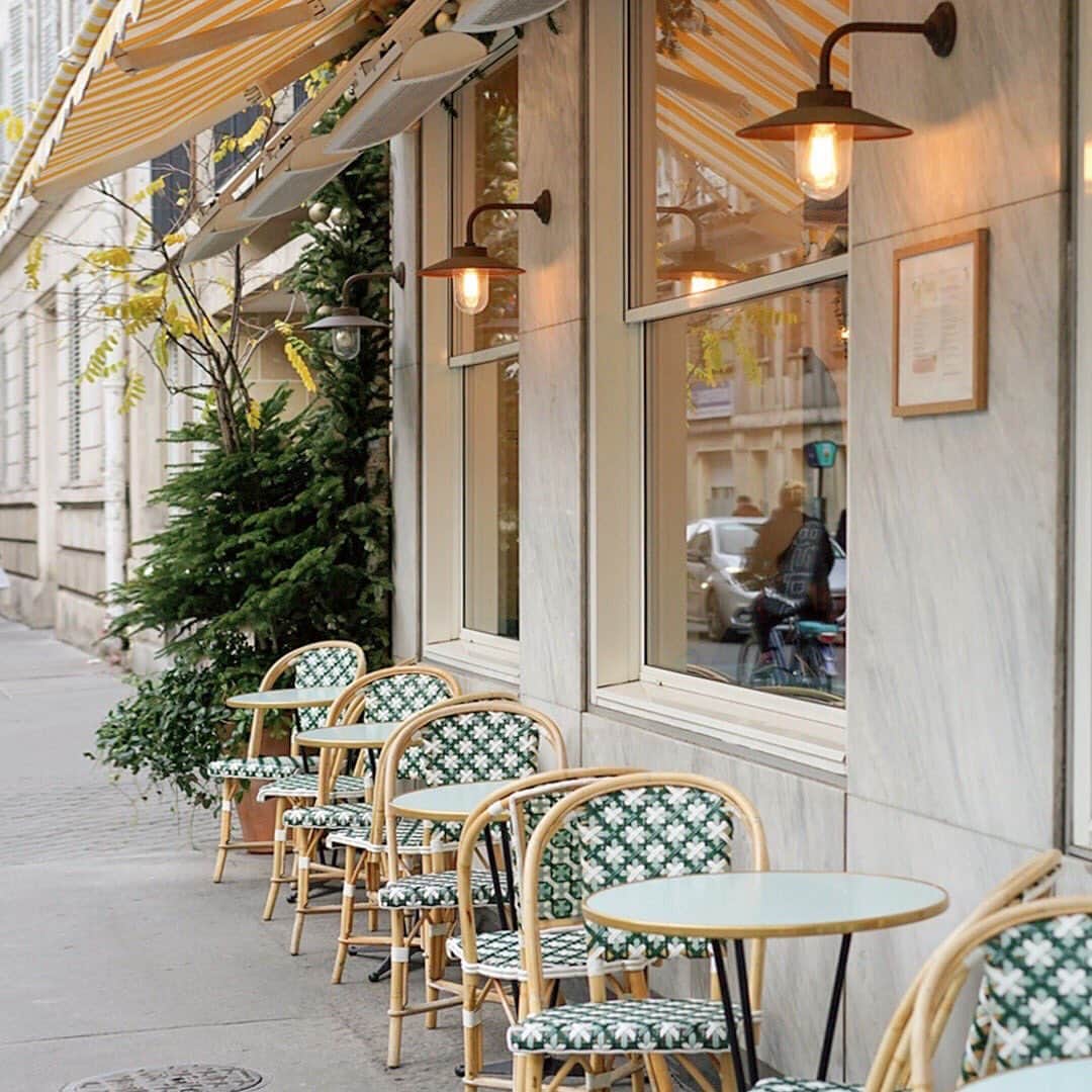 ボトキエのインスタグラム：「The style: sandals • the perfect shoe for dining alfresco, all summer long • #botkier #girlonthego」