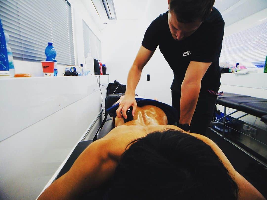 松下信治のインスタグラム：「Ahead of another 3 weeks in a row 🇬🇧🇬🇧🇪🇸. It’s physically demanding, body care is important. Huge thx to @luke.gibbard and @formula_medicine for Support during these 3 weeks. And big thanks to @bac.technology providing us a great ultrasound machine.   三連戦は身体的にハードなスケジュールです。今年もサポートにルークについてもらい、フォーミュラメディシンの力を借りて戦っています。 また、 @bac.technology の低周波超音波機をプロバイドしてもらい、おかげで、レース後の腰痛が次の日のレースに響かないようになりました。身体を万全にするのはプロの基本中の基本なので、この環境に感謝したいです。」
