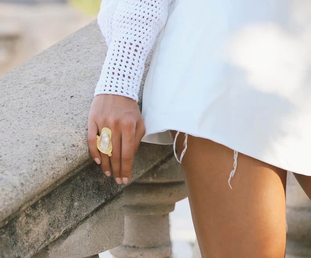ジョアナ・サンスのインスタグラム：「He pasado por muchas épocas en cuanto a estilo se trata... Hace unos años, en mis épocas adolescentes, me encantaba llevar collares o anillos súper grandes. Según fueron pasando los años y adentrándome más en la moda, fui haciendo a un lado todo tipo de accesorios, quedándome bien básica para la vida de modelo. Estos últimos años he vuelto a atreverme con cosas un poco más llamativas, más fuera de lo común.... Creo que me va a durar un buen rato 😋 ¿Y ustedes? ¿Son más de lo básico o también estáis en ese momento “atrevido”? #jewelry #style」