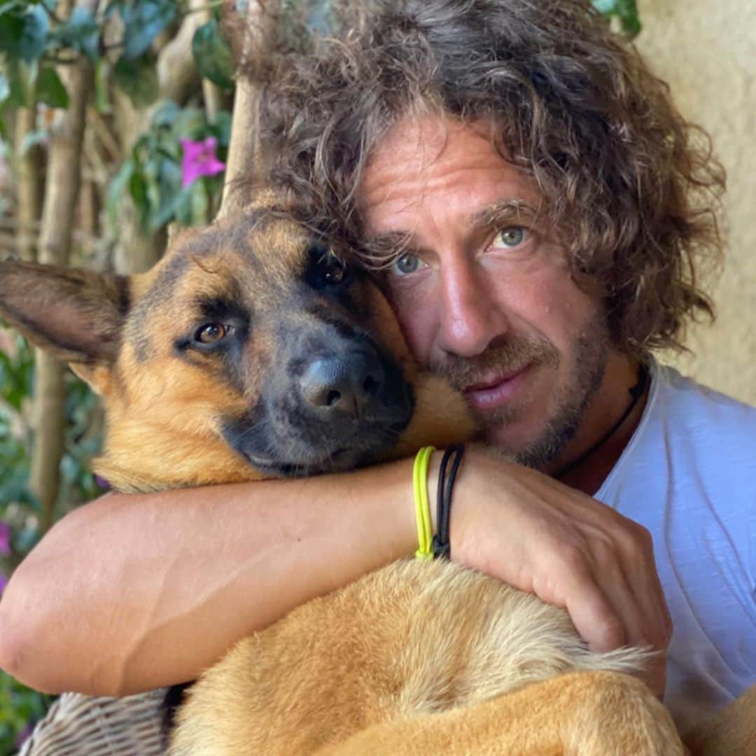 カルレス・プジョルのインスタグラム：「The real dog 🐕❤️ #simón🧡」