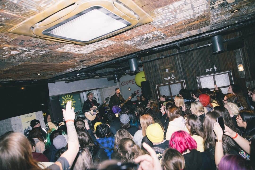 All Time Lowのインスタグラム：「⚠️ In case you missed it ⚠️ We’re back together and streaming an acoustic performance live from Nashville this Friday. Don’t miss it, link in bio for details.」
