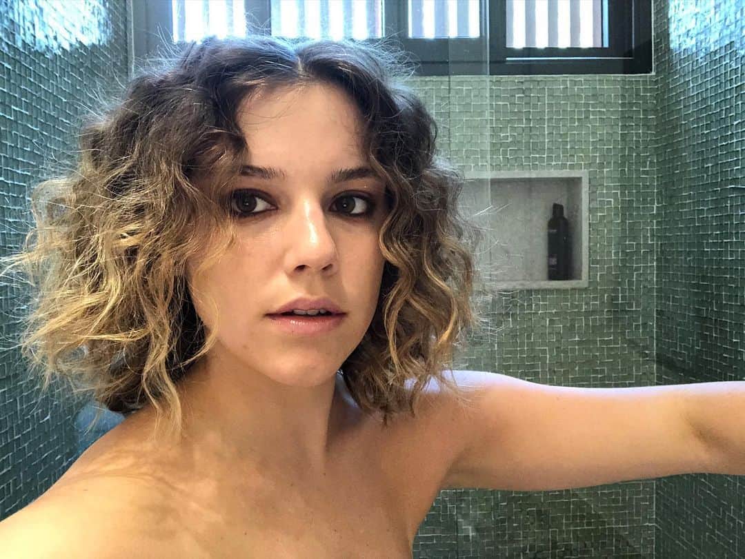 Alice Wegmannのインスタグラム：「quenhé esta atriz? unpublished com @nathaliebillio @garotasestupidas @ivanerick @ritalazzarotti」