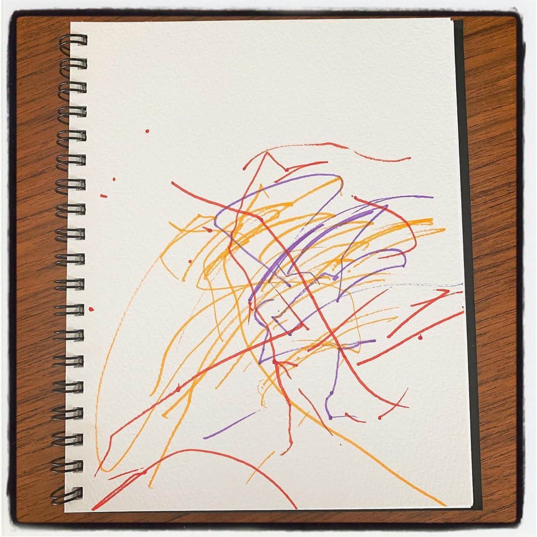 小濱なつきのインスタグラム：「はい、上手に描けました🥰 #1歳1カ月 #お絵描き始めました #これは何だろうねぇ」