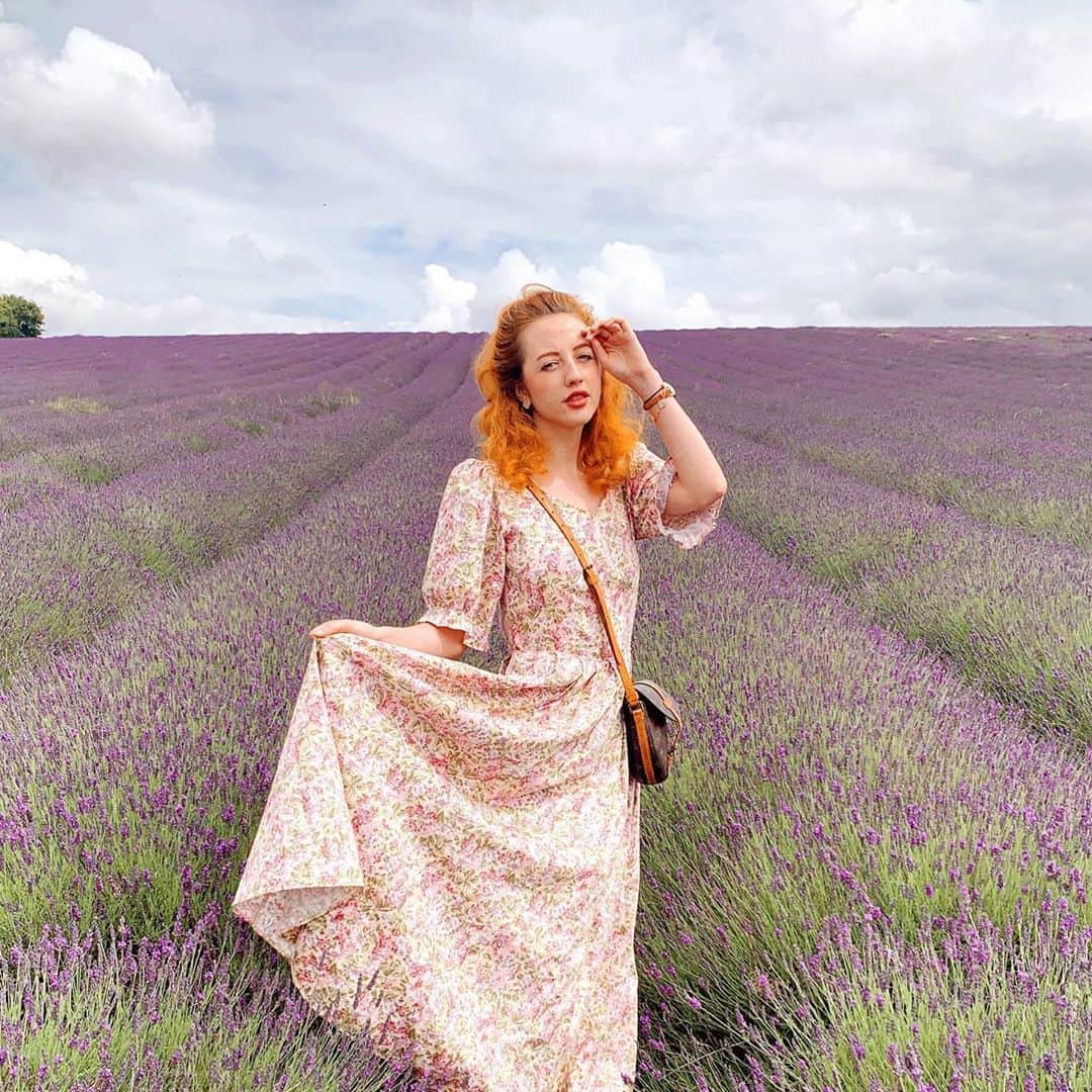 ベッキー・クルーエルのインスタグラム：「lavender 🍃 my first time visiting a lavender field! The smell was intoxicating before I even got out of the car! Best place to have a picnic and enjoy seeing the bees and spending time in the fields」