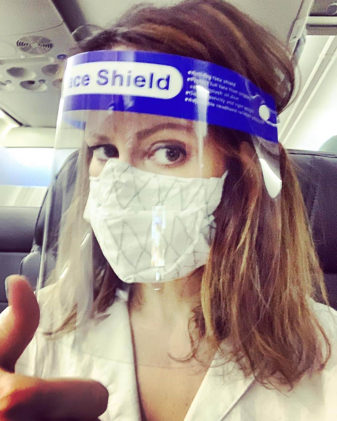 のインスタグラム：「If any welding emergencies arise during the flight, I’m your gal. * * * #wecandoit💪 #faceshield #inflightfashion #travelchic #crosscountry #thisistheway #noactualweldingskillsbutilookthepartsoyoucantrustme」