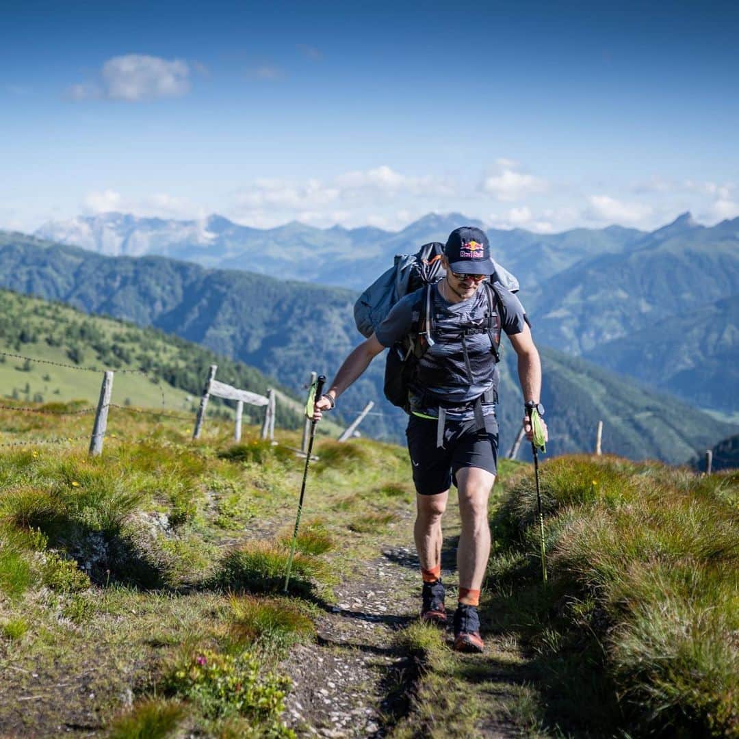 Suuntoさんのインスタグラム写真 - (SuuntoInstagram)「Our hike&fly athlete @paulguschlbauer is currently circumnavigating his home county @salzburgerland 🏔 The frontier is approx. 740 km long and Paul tries to follow it as close as possible hiking, paragliding and a bit biking. We had the chance to join him for two adventure-days when he finally reached the highest point of his challenge, the 3.666m high #Grossvenediger 💪🏻 Follow him for more updates! #Suunto9Baro 📸: @philippreiter007」7月22日 2時42分 - suunto