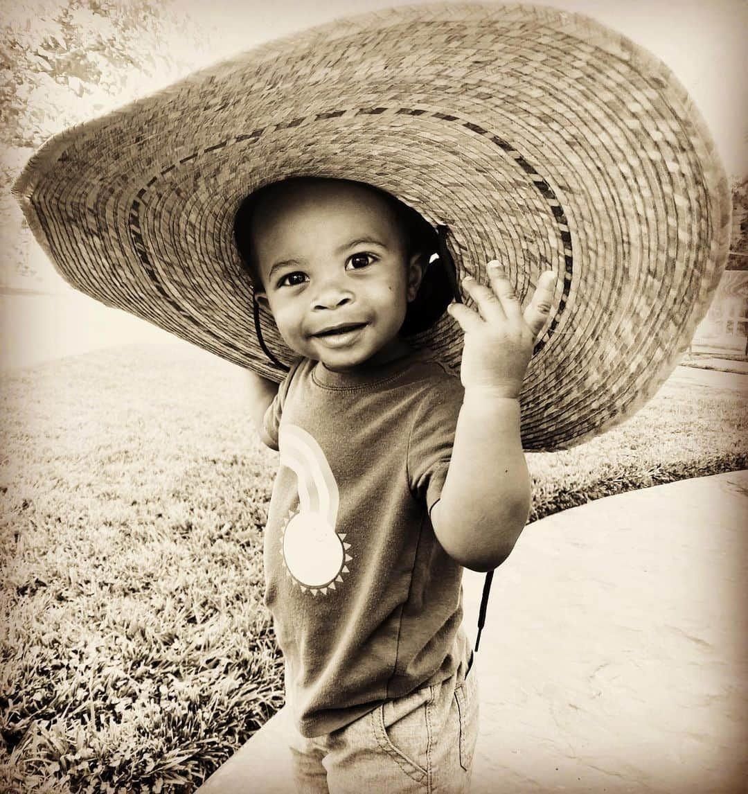 ロックモンド・ダンバーのインスタグラム：「Sultan Mosiah Dao Dunbar. 15 months ... Growing into his crown. #myson #babyboy #king #blackhomeschooling #blackandwhite #rise」