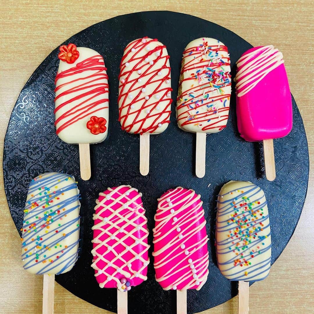 SUPER CAKESのインスタグラム：「Introducing The Cakesicles 🍭 Enjoyed thoroughly making these simple yet colourful pieces 🍭  #supercakes #cakesicles #popsicles #whitechocolate #colouredchocolate #cakesiclesofinstagram #cakephoto #fushiapink #sprinkles #cakedecorating #buttercream #vanillasponge #cakeart #instabake #qatarbaker #homebaker」
