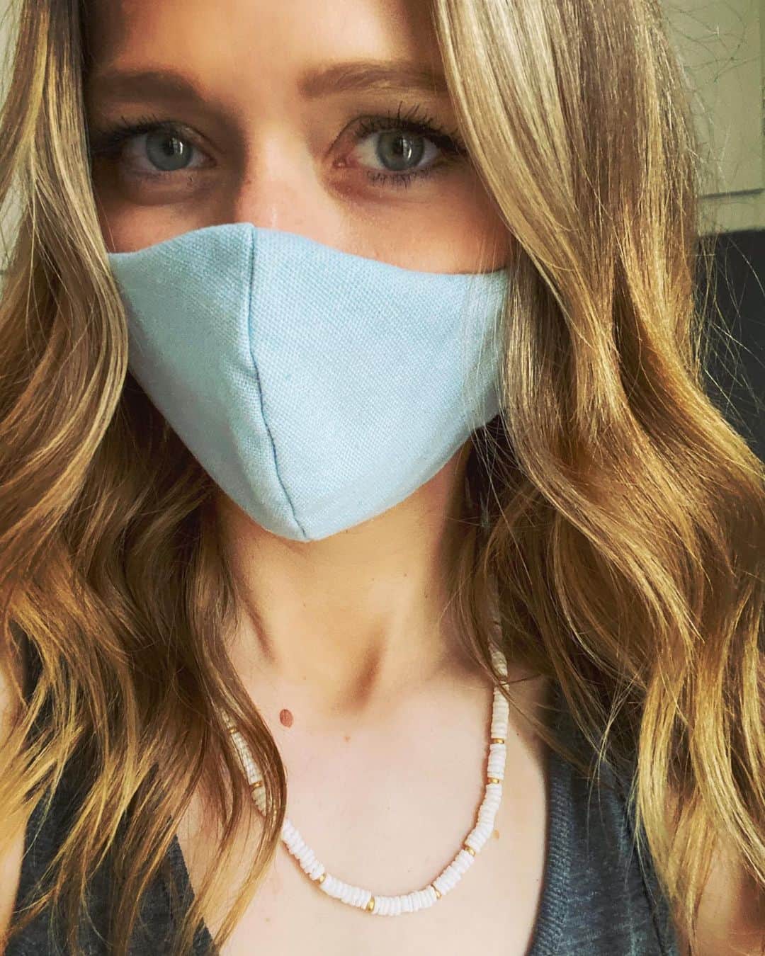ジョアンナ・ブラッディのインスタグラム：「Friendly reminder to mask up! Let’s have each other’s backs! ❤️💕We’ll get through this together!」