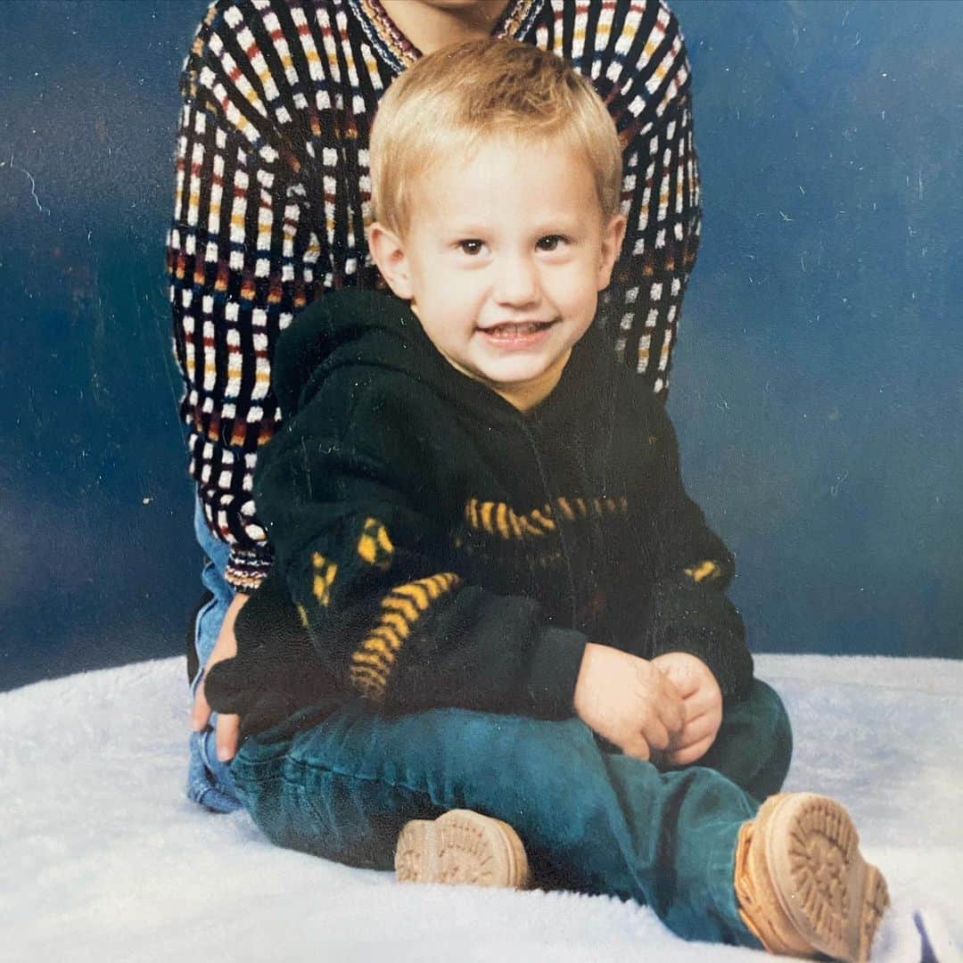 ブランドン・シェイアのインスタグラム：「Here is little Brandon everyone 😆 when I helped my mom move in this weekend she showed me a HUGE box of photos from her childhood & mine. Super weird to see a picture of myself as a child... I feel like it’s been years.」