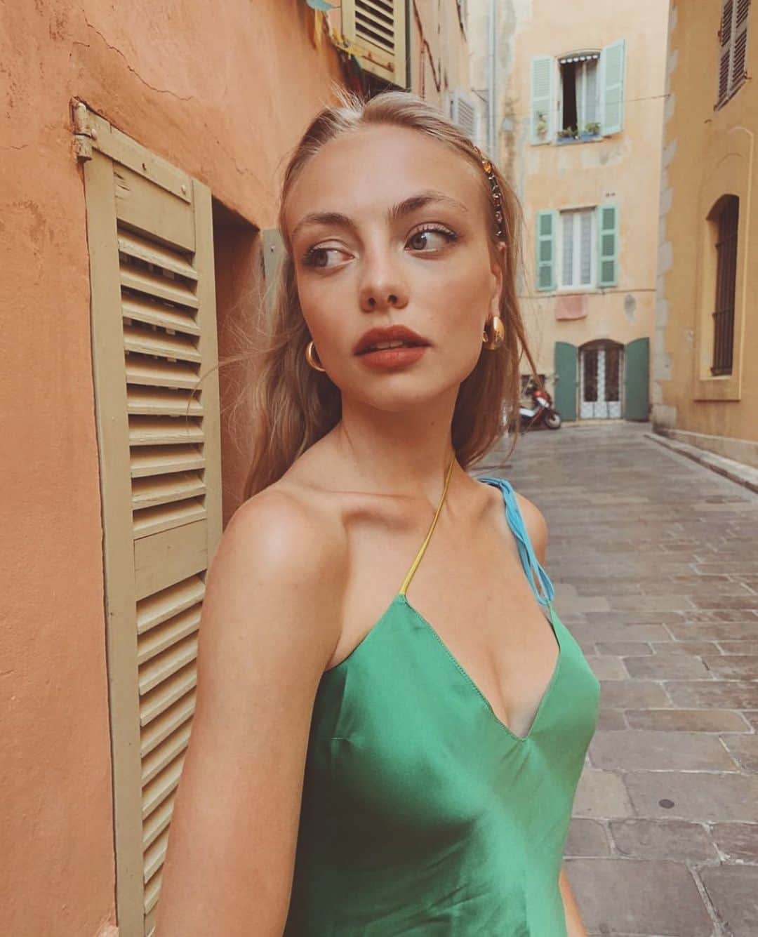 ダニジョーのインスタグラム：「Gone Green 💚 @anouchkagauthier in the Ivy tie strap slip #dannijogirls」