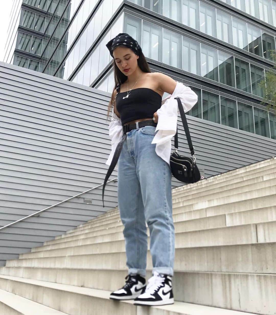 ジョージジーナ&ルーシーのインスタグラム：「@sara_minimalissima rocking our „Love Letter“ bag 🐼  Did you know that of our bags can be worn in multiple ways. Our Love Letter for example can be worn as a cross body bag, fanny pack or even as a clutch. 🖤#georgeginalucy #gglsquad #staystrong」